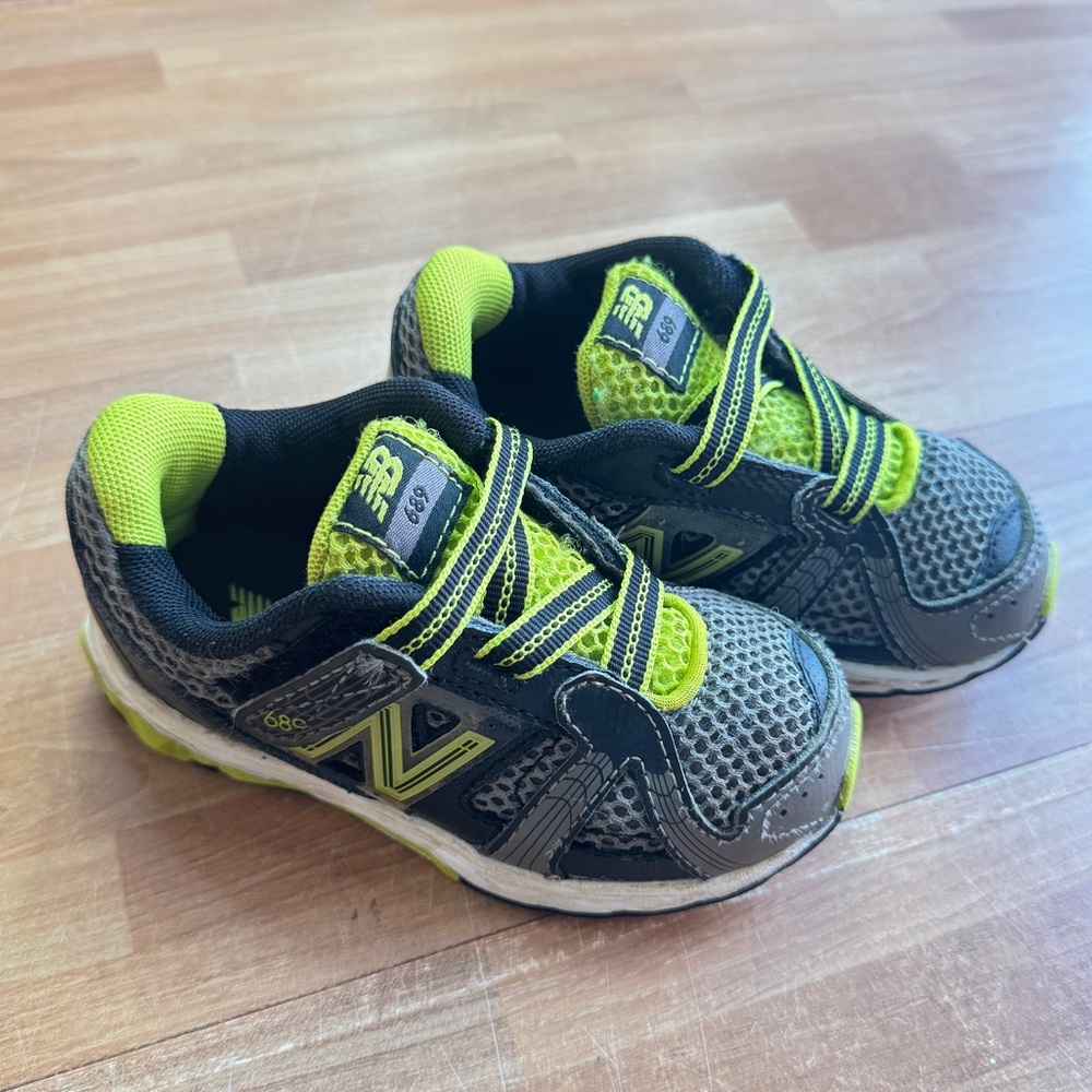 New Balance Infant 689 sneakers. Size 7, gray and yellow